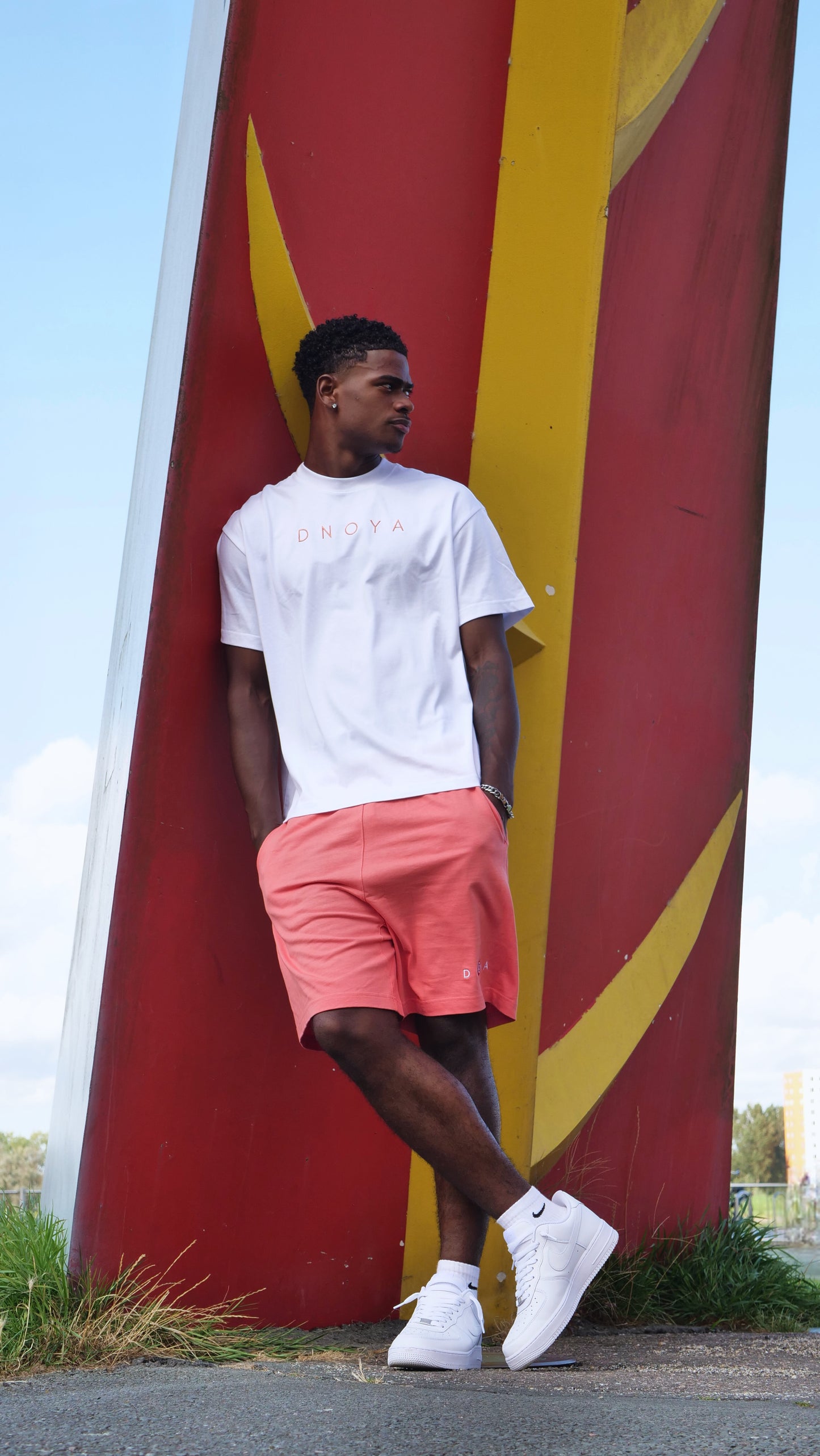 WHITE T-SHIRT PINK LOGO